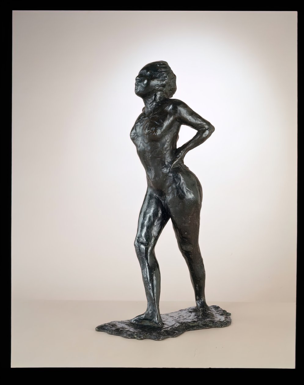 Tänzerin in Ruhe, Hände auf den Hüften, rechtes Bein nach vorne, ca. 1881-1890, gegossen 1919-1925 von Edgar Degas