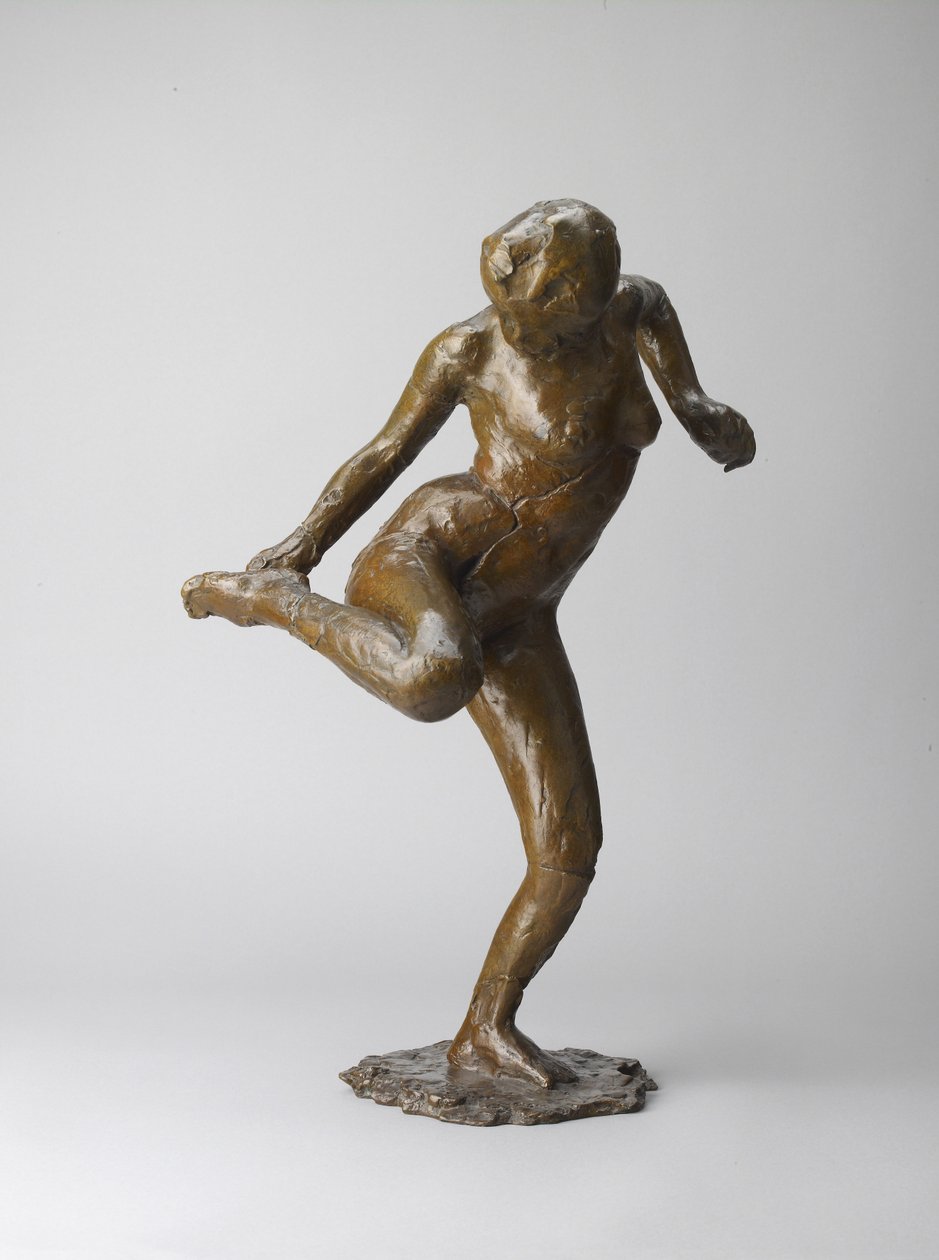 Tänzerin, die auf die Sohle ihres rechten Fußes schaut (Bronze mit heller brauner Patina. Hohl, Wachsausschmelzverfahren, gegossen) von Edgar Degas