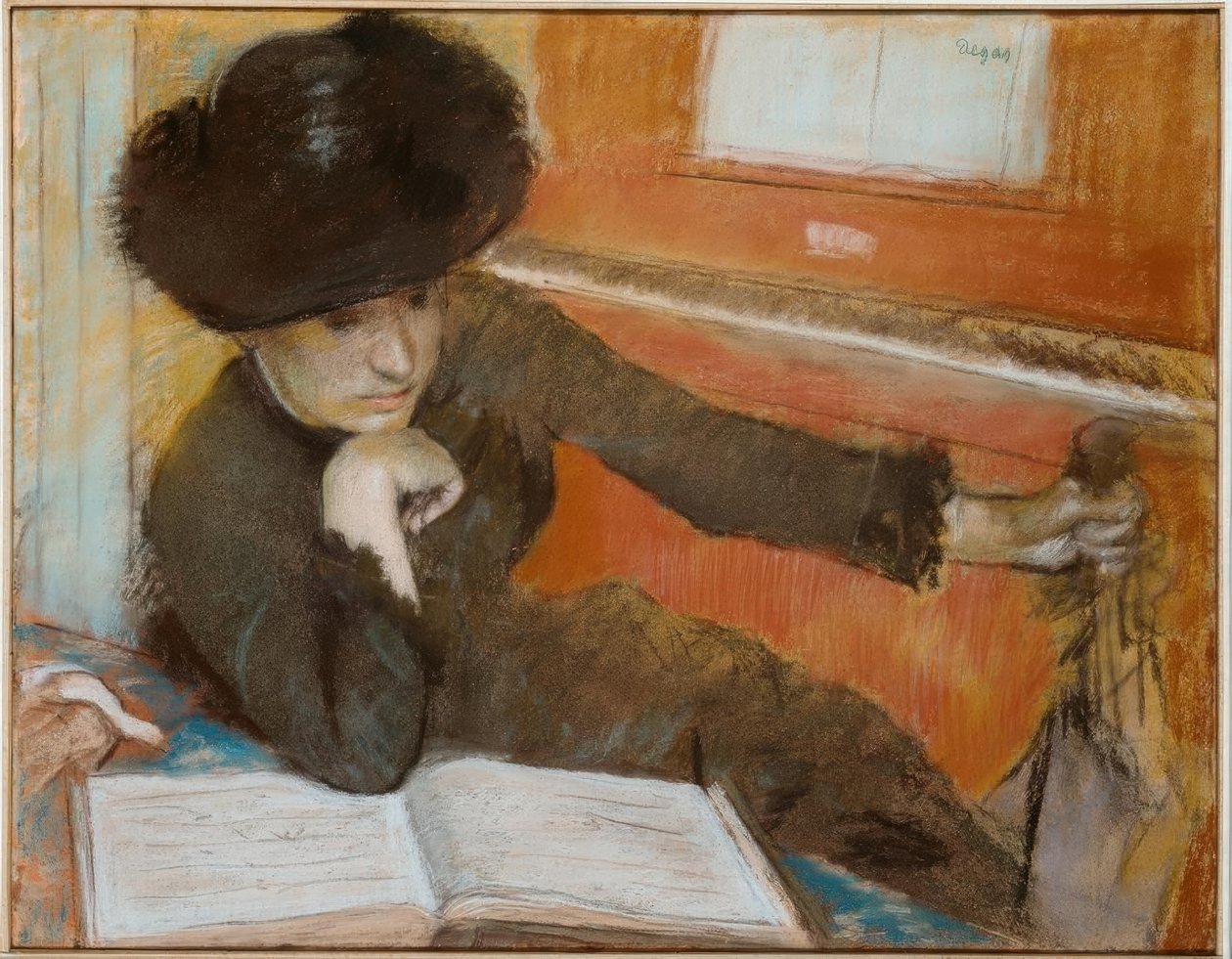 Frau sitzt vor einem Klavier von Edgar Degas