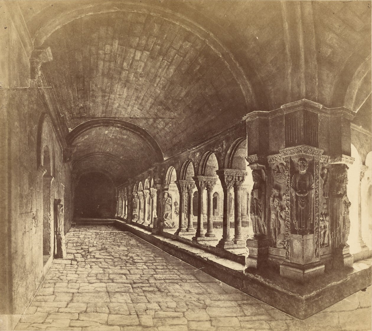 [Arles. Kreuzgang von St. Trophime] von Édouard Baldus