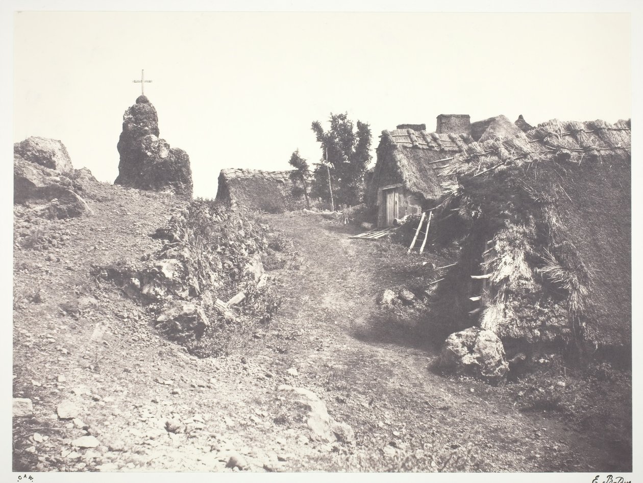 Chaumieres en Auvergne, mit einem Kalvarienberg, 1852, gedruckt 1978 von Édouard Baldus