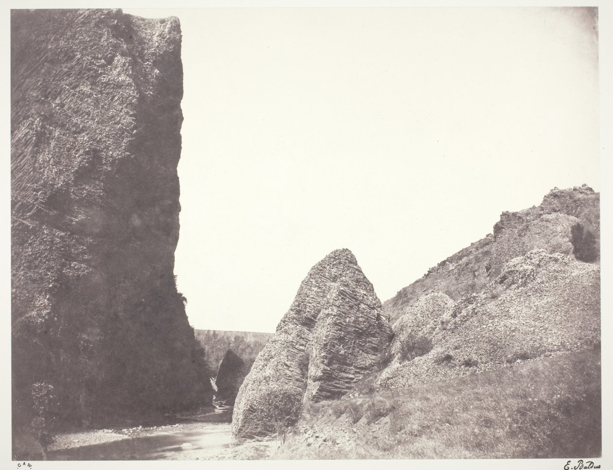 Bach fließt zwischen einer Klippe und Felsen von Edouard-Denis Baldus