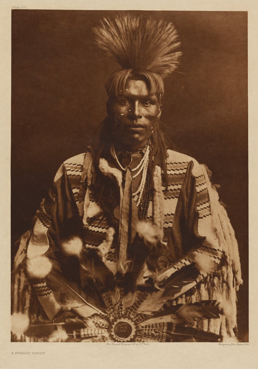 [Ein Piikani-Mann in traditioneller Kleidung] von Edward S. Curtis