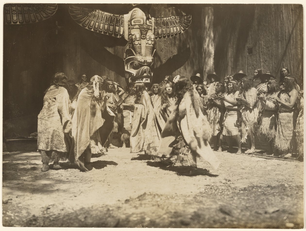 [Naida tanzt den Tanz des Lebens und des Todes] von Edward S. Curtis
