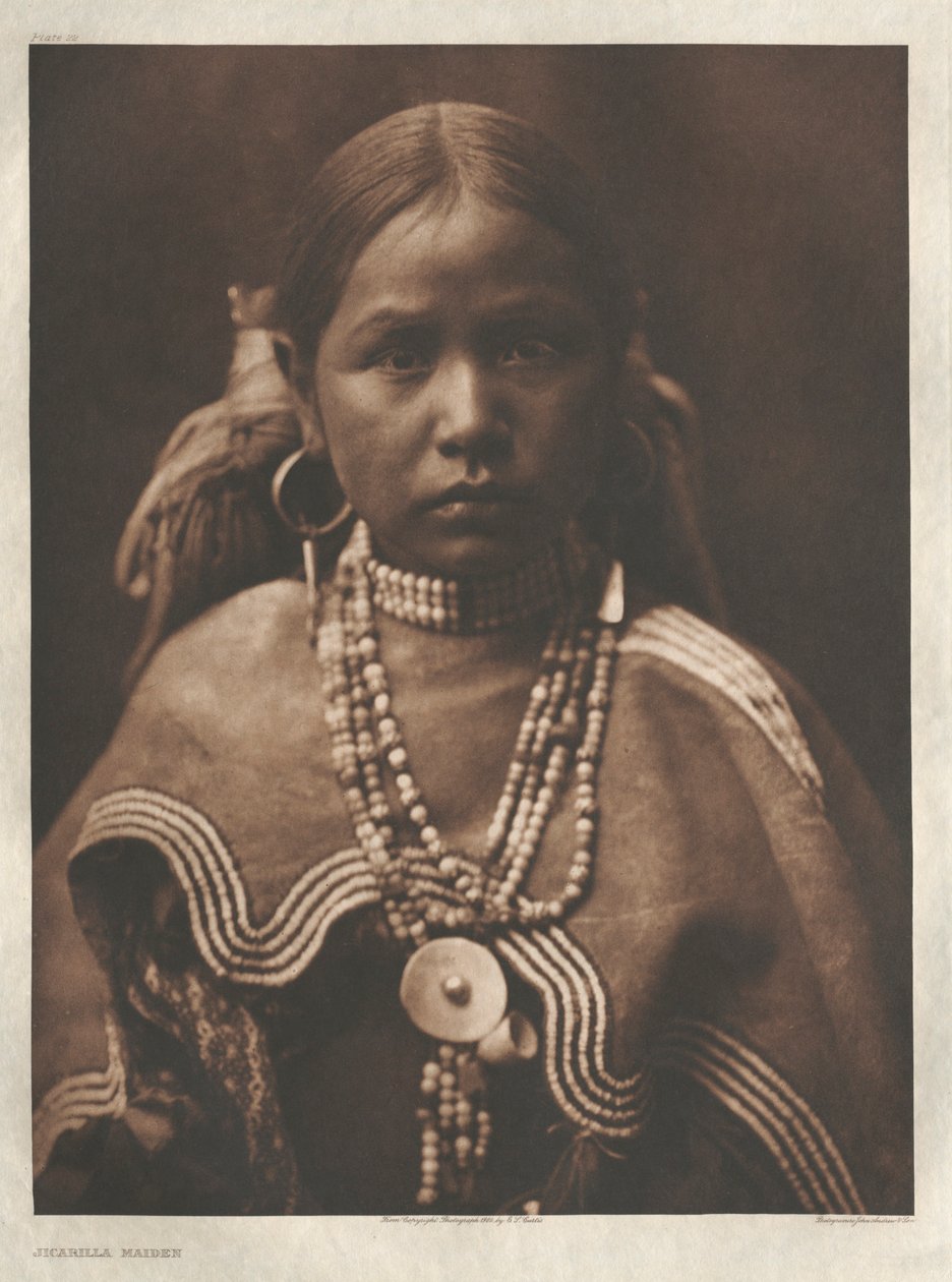 Portfolio I, Platte 22: Jicarilla-Mädchen von Edward S. Curtis