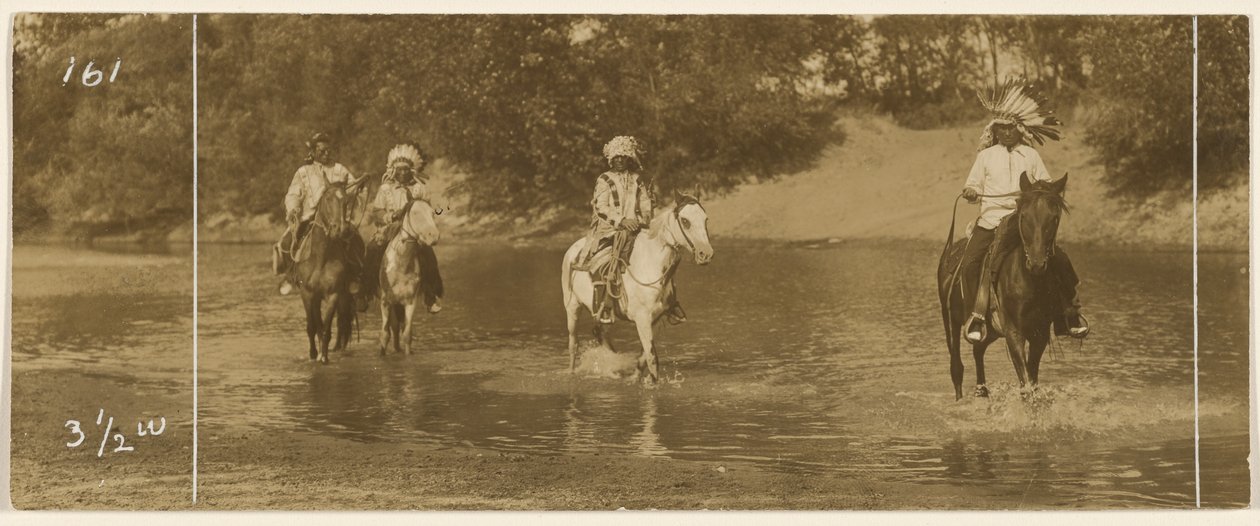 Reiter im Bach von Edward S. Curtis