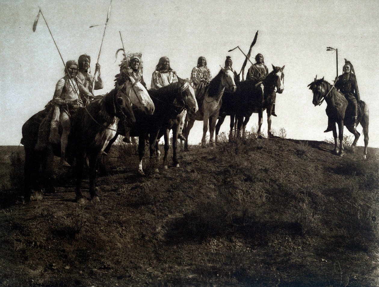 Amerikanische Indianer: Apsaroke-Krieger zu Pferd von Edward Sheriff Curtis