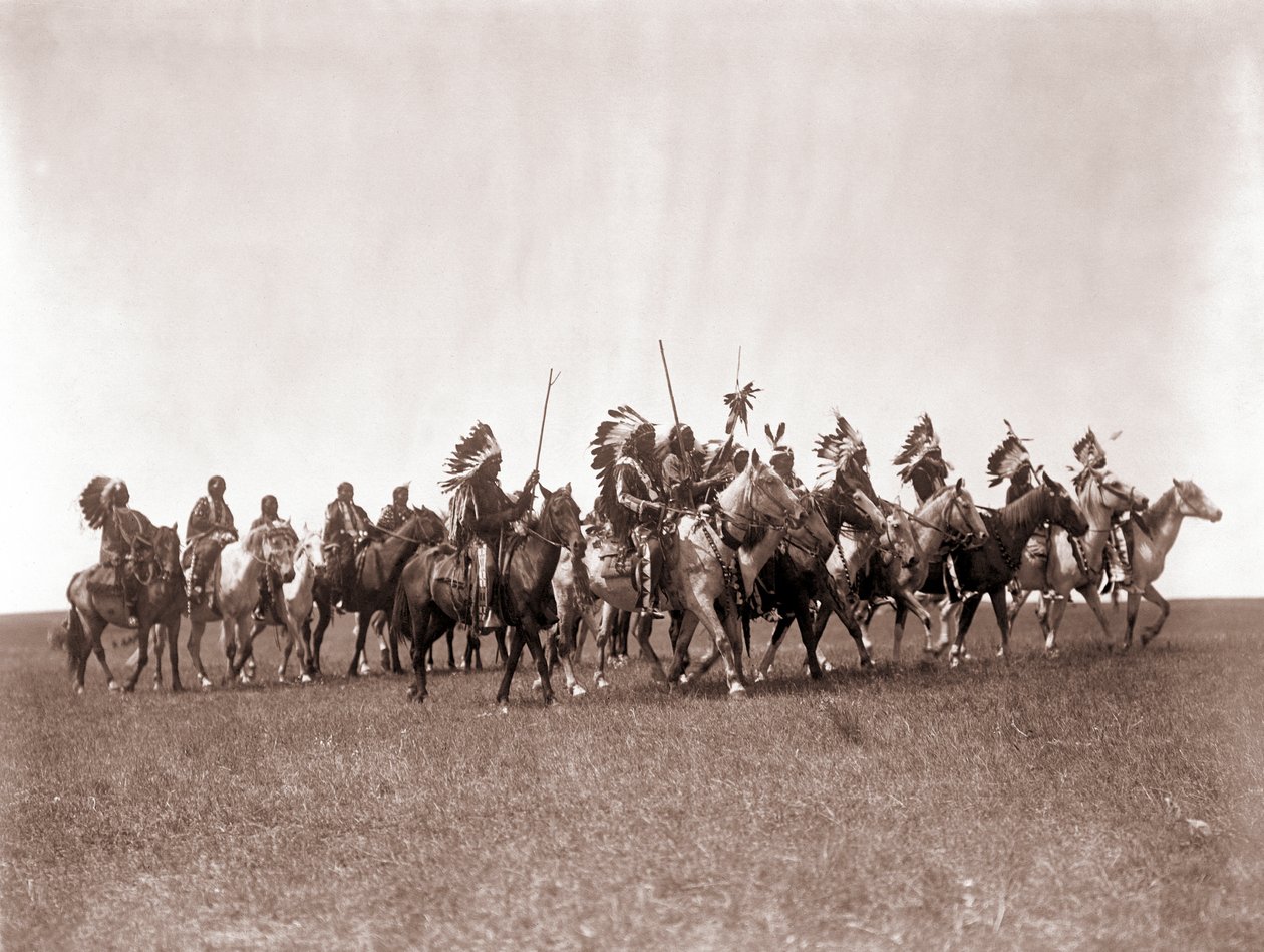 Brule Sioux Kriegspartei von Edward S. Curtis, ca. 1907 (getönter Silberdruck) von Edward Sheriff Curtis