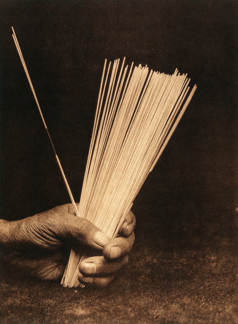 Nahaufnahme der Hand eines Indianers des Hupa-Stammes oder -Dorfes, der Wahrsagestäbe hält von Edward Sheriff Curtis