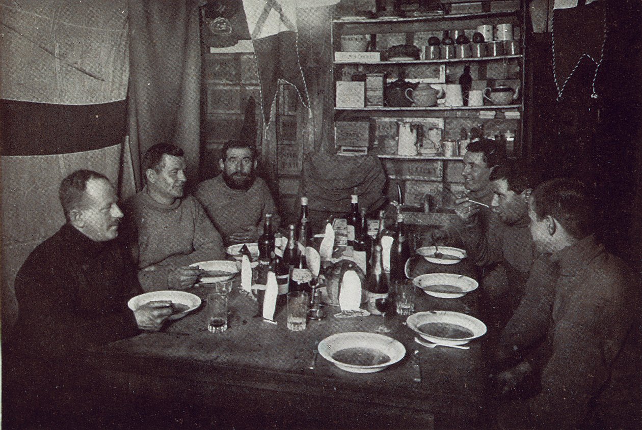 Die Männer, Mittwintertag-Dinner, Britische Antarktis-Expedition, Kap Evans, 22. Juni 1912 von Edward W. Nelson