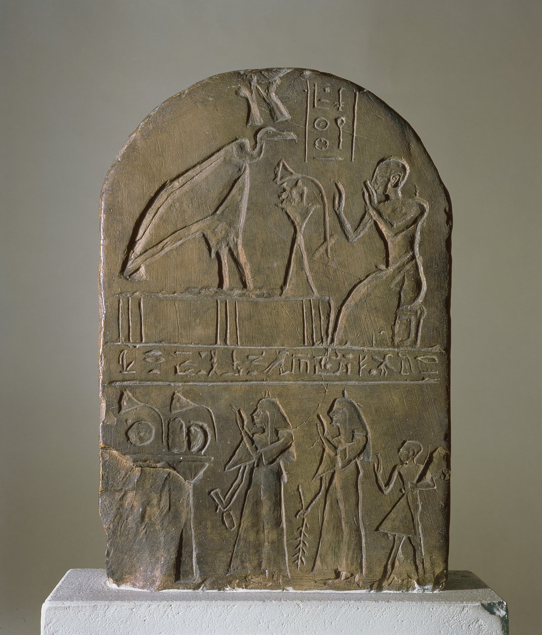 Stele der Geiergöttin Nekhbet von Nekheb (modernes El-Kab), gewidmet von einem Priester des Tempels von Horus Behdety, der im oberen Register gezeigt wird, gefunden in Edfu von Egyptian