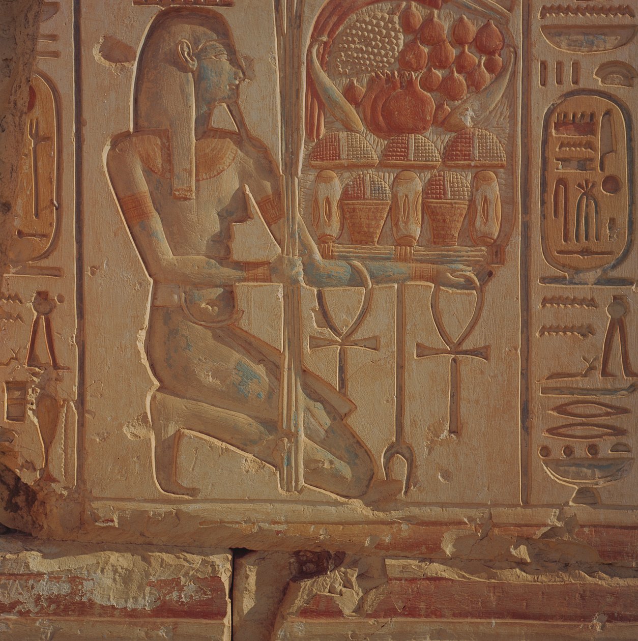 Kniende Figur, die Körbe mit Essen präsentiert, aus dem Tempel von Ramses II., Neues Reich, ca. 1304-1270 v. Chr. von Egyptian 19th Dynasty