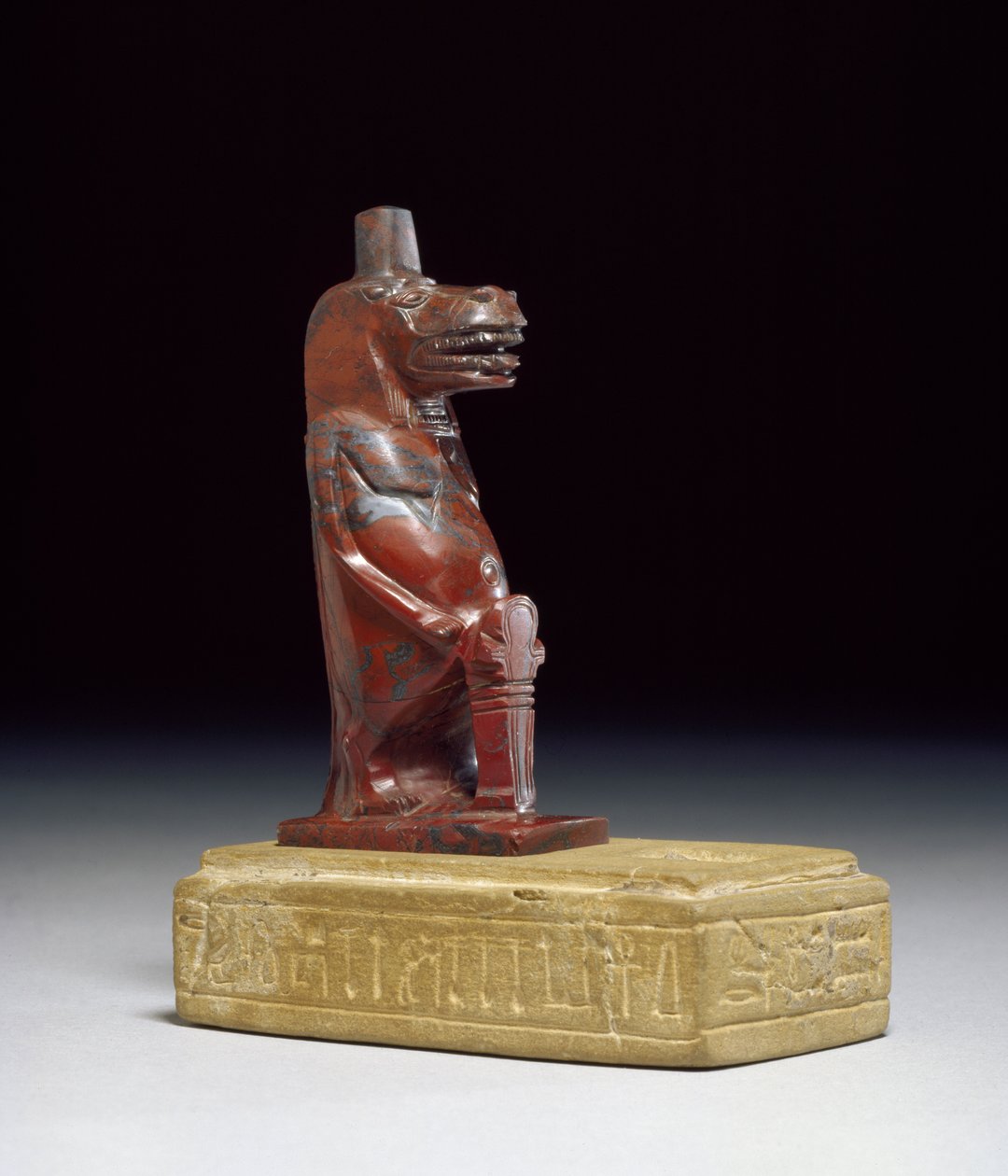 Nilpferdgöttin Taueret, die einen Zopf aus gerolltem Papyrus hält, der das schützende Hieroglyphenzeichen 