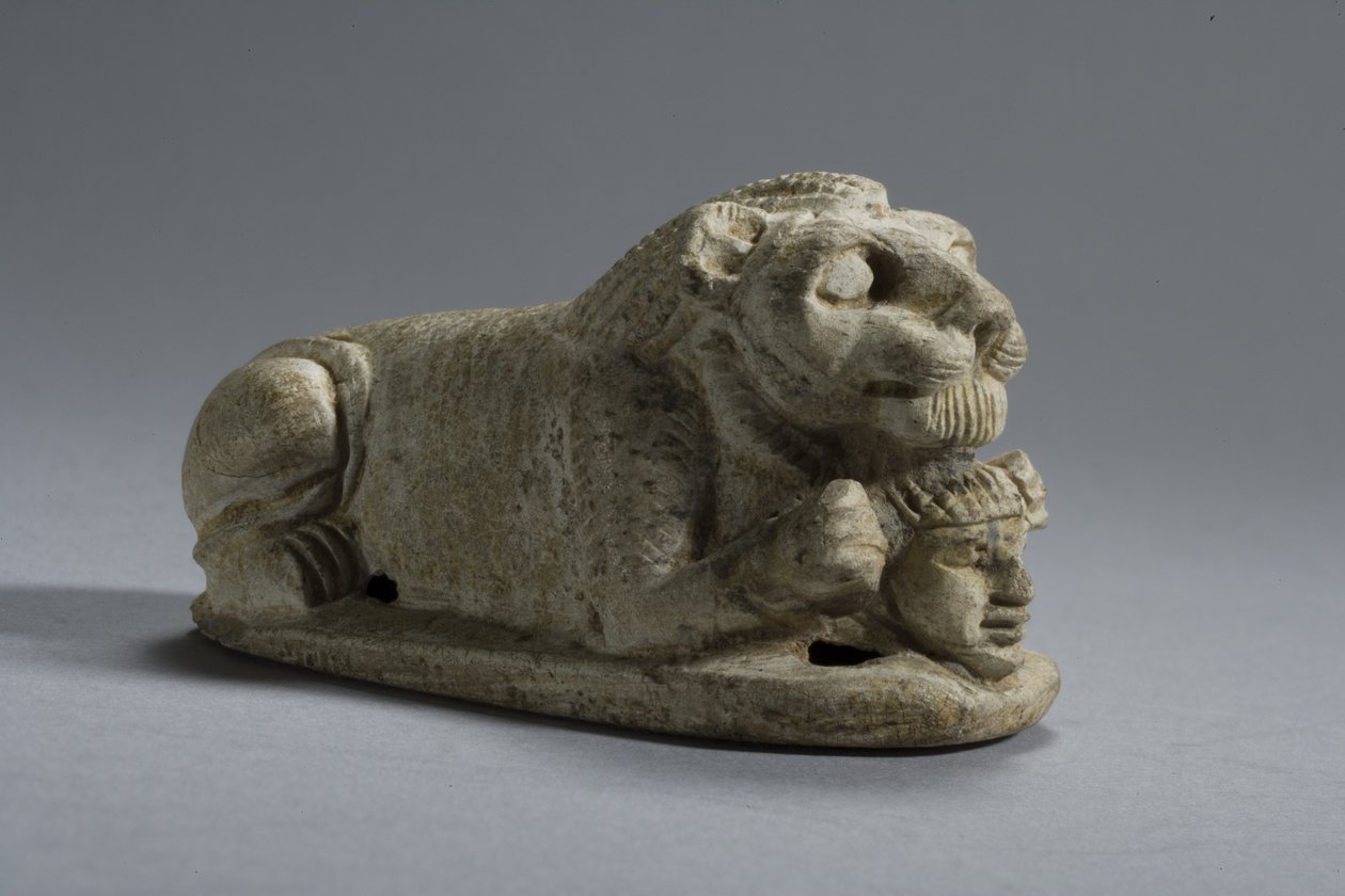 Deckel eines liegenden Löwen, der einen Kopf umklammert, Napata-Meroe, Obernubien von Egyptian