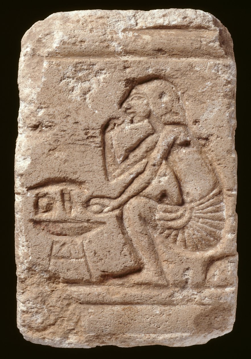 Relief eines Mannes, der neben einem Tisch sitzt, Amarna-Periode von Egyptian
