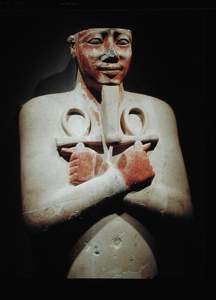 Statue von Sesostris I. (ca. 1918-1875 v. Chr.), der das Ankh in beiden Händen über seiner Brust hält, aus dem Tempel von Karnak, Neues Reich von Egyptian 12th Dynasty