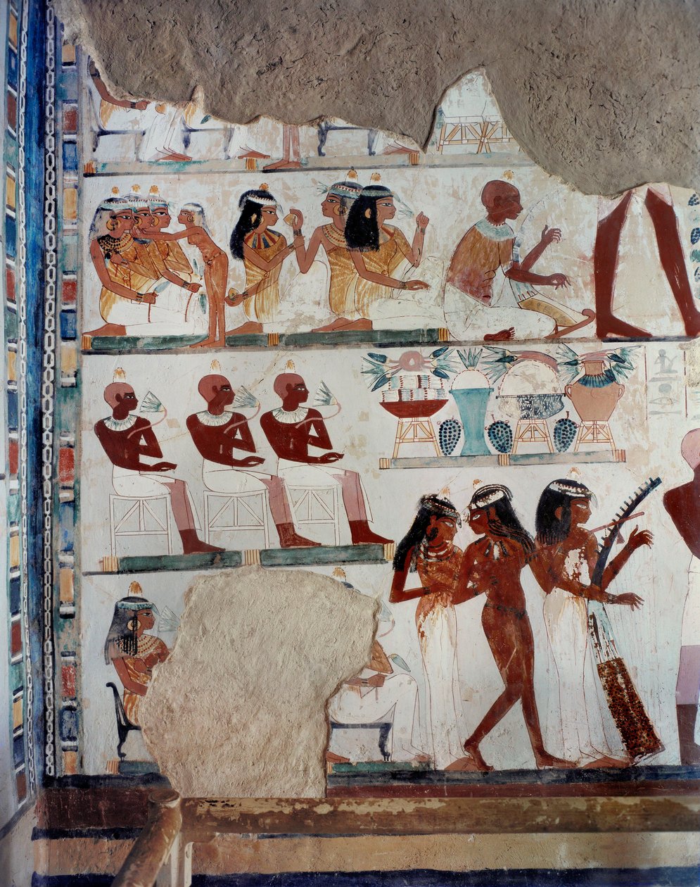 Eine Sklavin hilft weiblichen Gästen, während andere Früchte austauschen von Egyptian 18th Dynasty