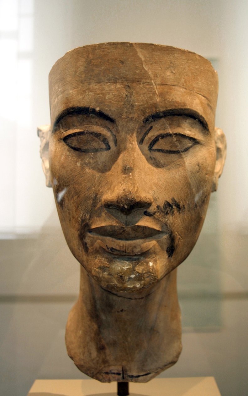 Büste der Nofretete (ca. 1370- ca. 1330 v. Chr.) Große Königliche Gemahlin (Hauptgemahlin) des ägyptischen Pharaos Echnaton. Nofretete und ihr Ehemann waren für eine religiöse Revolution bekannt. Sie begannen, nur einen Gott zu verehren, Aten, die Sonnensc von Egyptian 18th Dynasty