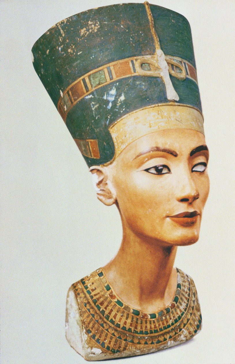 Büste der Königin Nofretete, aus dem Atelier des Bildhauers Thutmose in Tell el-Amarna (bemalter Kalkstein) von Egyptian 18th Dynasty