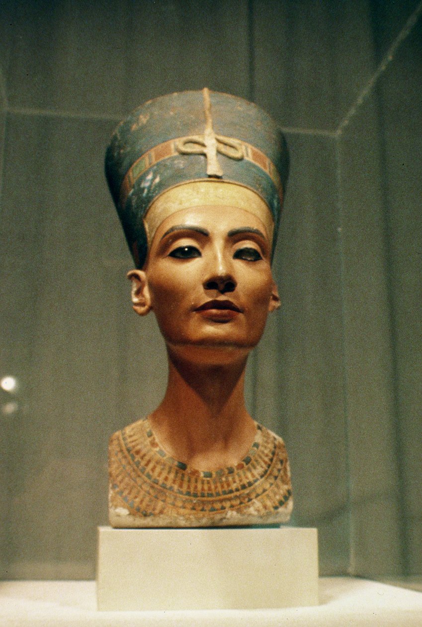 Büste der Königin Nofretete, Vorderansicht, aus dem Atelier des Bildhauers Thutmose in Tell el-Amarna (bemalter Kalkstein) von Egyptian 18th Dynasty