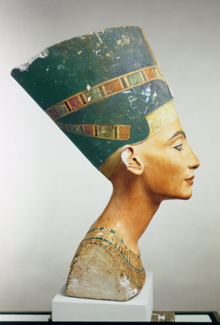 Büste der Königin Nofretete, Seitenansicht, aus dem Atelier von Thutmose in Tell el-Amarna von Egyptian 18th Dynasty