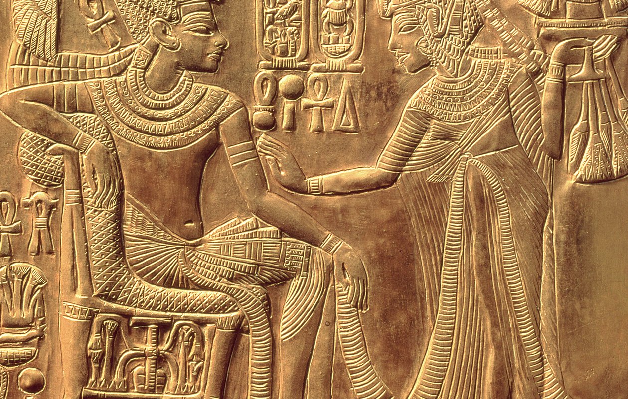 Detail vom Goldenen Schrein des Tutanchamun (ca. 1370-52 v. Chr.) zeigt die Königin, die ihn mit duftendem Salböl salbt (Detail) von Egyptian 18th Dynasty