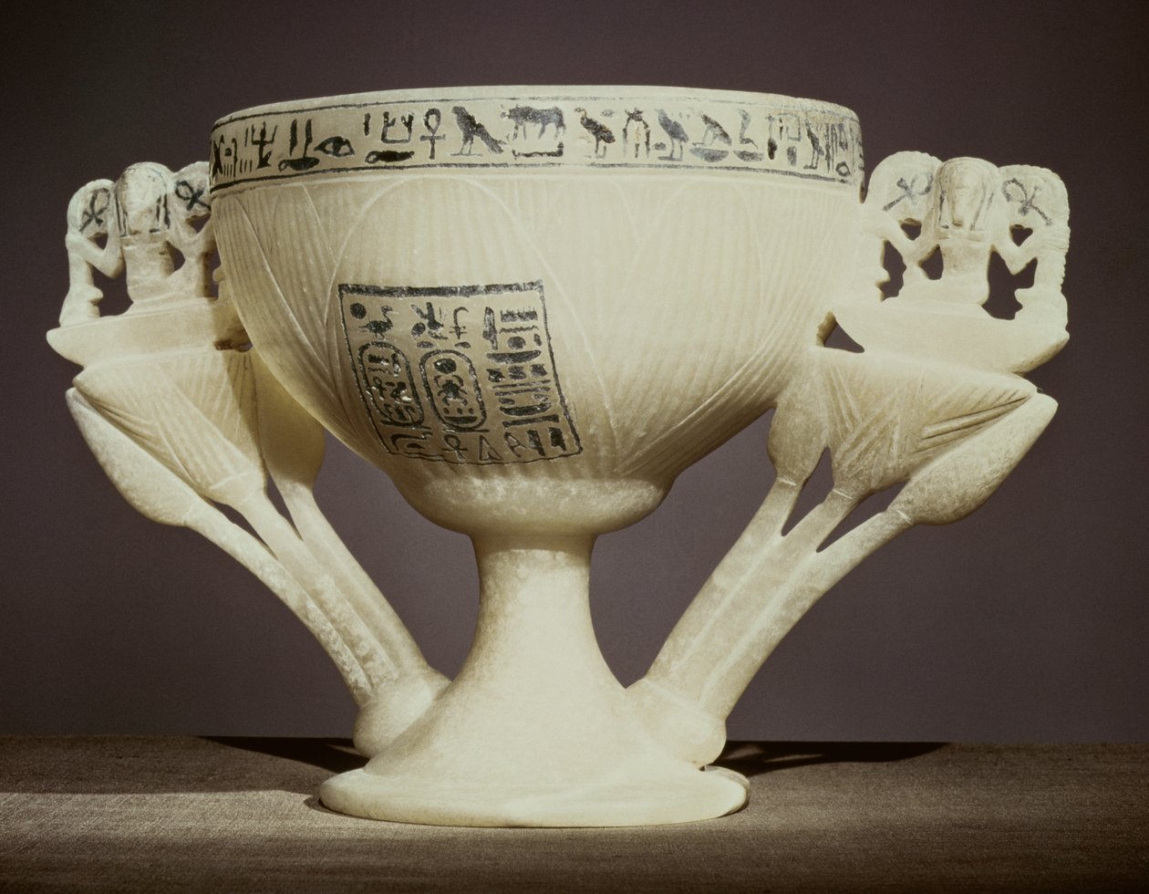 Trinkbecher in Form einer halbgeöffneten Lotusblume, gefunden am Eingang des Grabes von Tutanchamun (ca. 1370-52 v. Chr.) Neues Reich von Egyptian 18th Dynasty