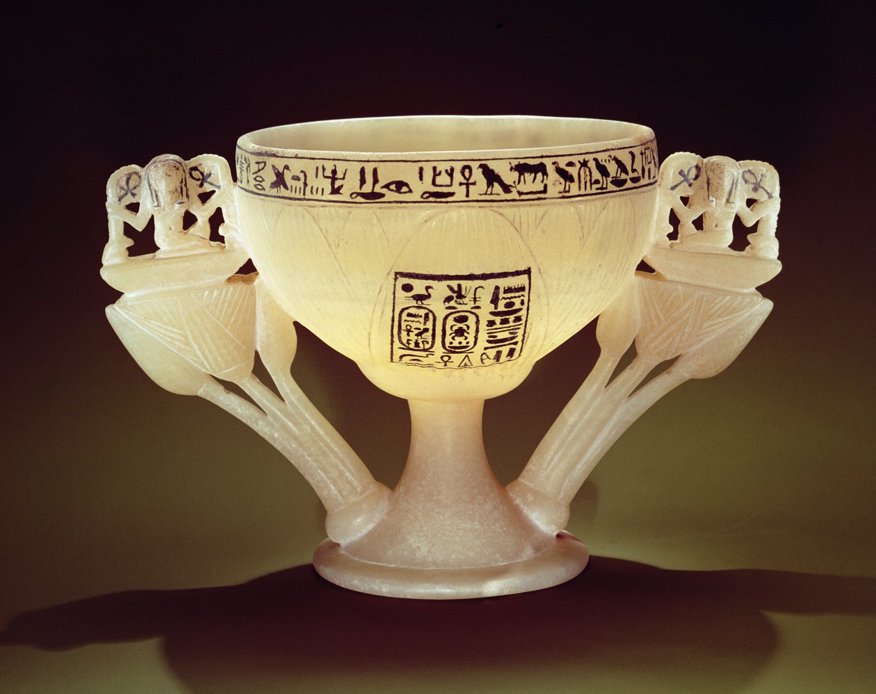Trinkbecher in Form einer halbgeöffneten Lotusblume, gefunden am Eingang zum Grab von Tutanchamun (ca. 1370-1352 v. Chr.) Neues Reich von Egyptian 18th Dynasty