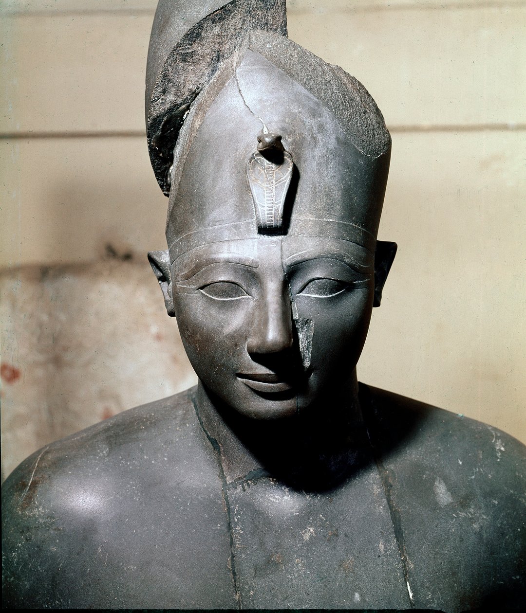 Ägyptische Antiquität: Basaltbüste des Pharao Thutmosis III (ca. 1504-1450 v. Chr.), 18. Dynastie. Aus Karnak. Kairo, Ägyptisches Museum von Egyptian 18th Dynasty
