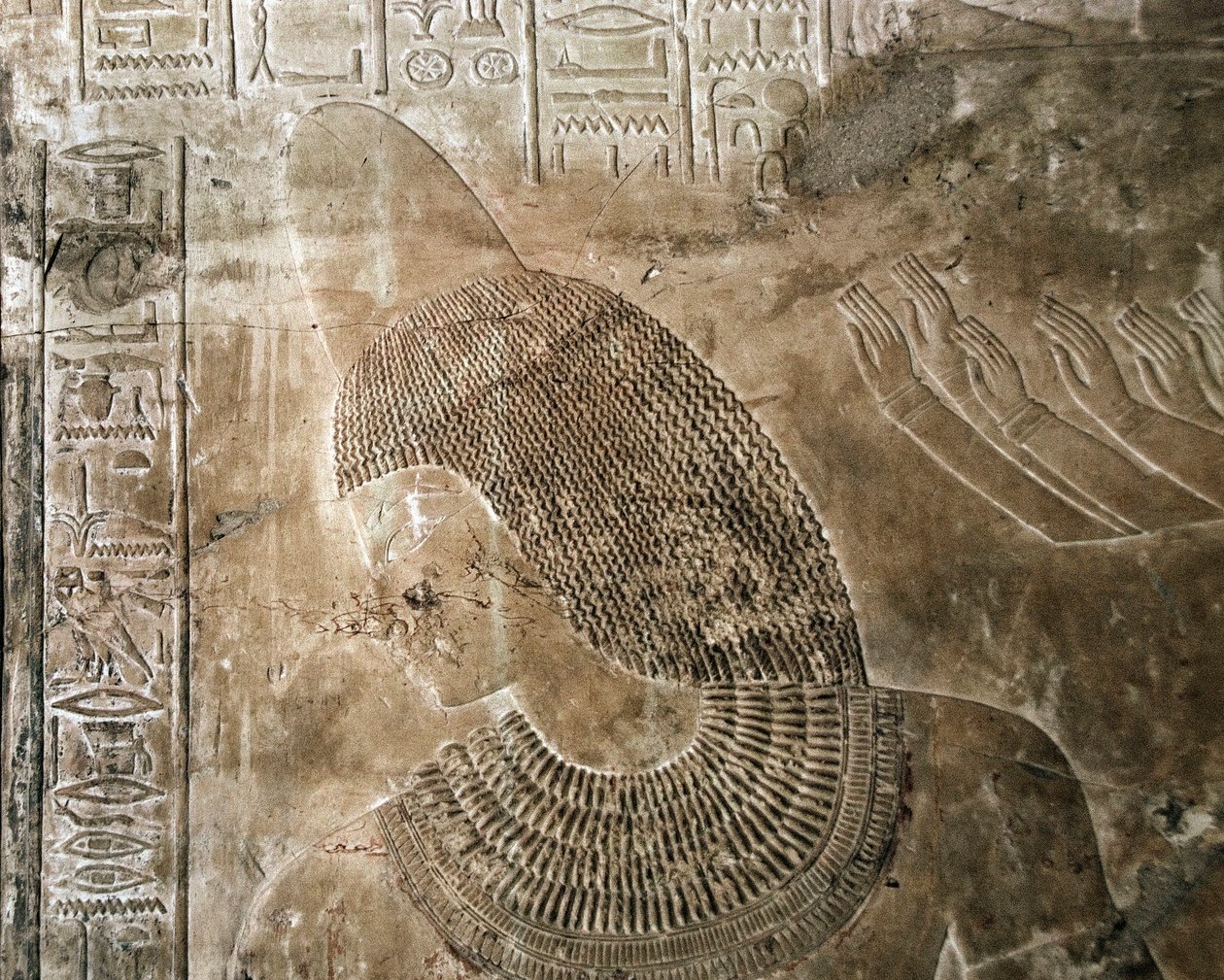 Ägyptische Antiquität: Relief aus dem Grab von Kha em Het, eine Figur mit einem Kegel darstellend von Egyptian 18th Dynasty