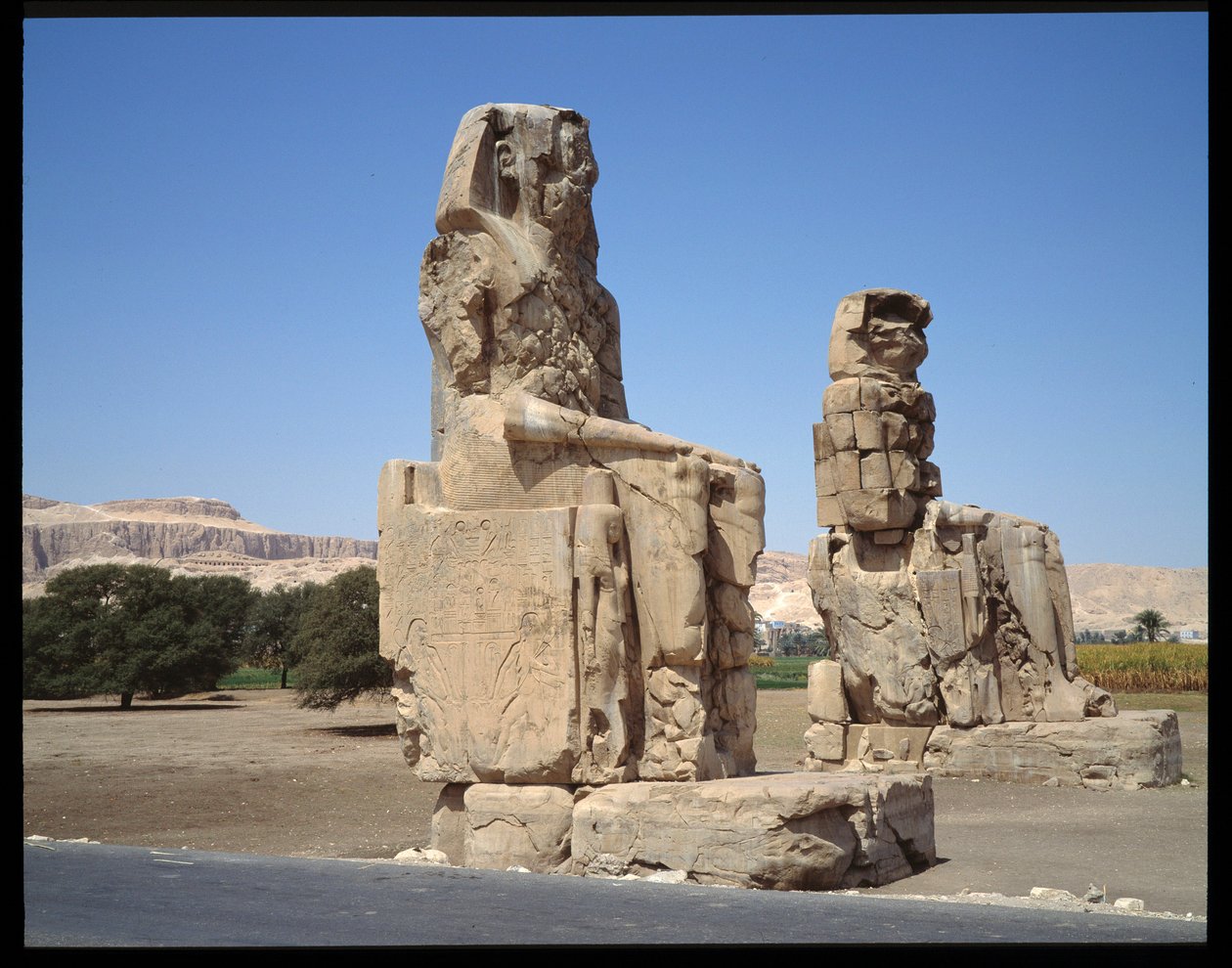 Ägyptische Antike: Blick auf den Koloss von Memnon, Periode Amenophis III, Neues Reich von Egyptian 18th Dynasty
