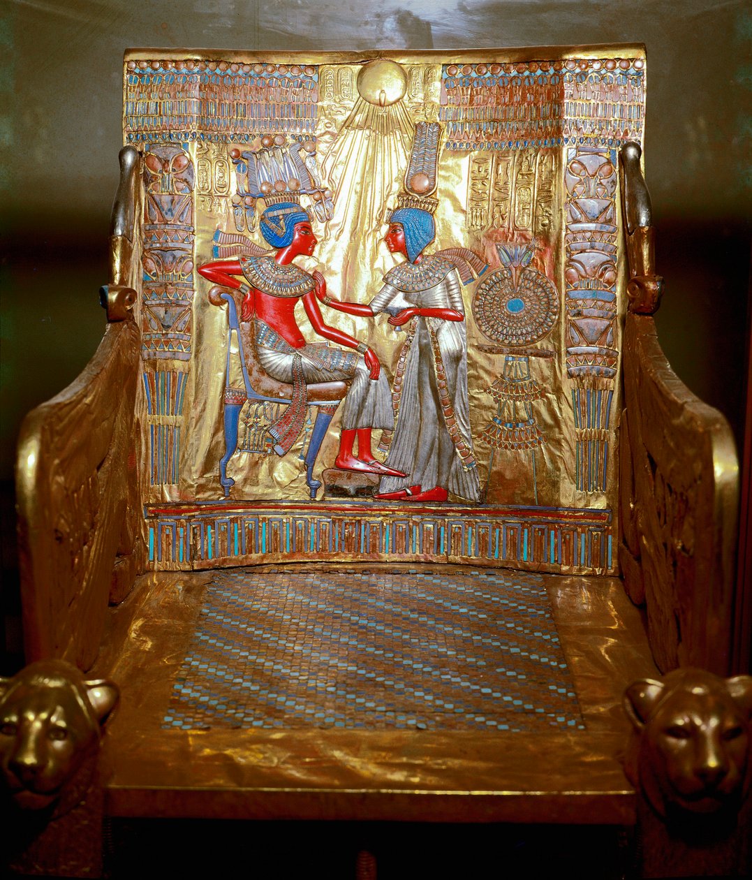 Ägyptische Antiquität: Ein Thron aus vergoldetem Holz, bemalt von Tutanchamun, Teil des Schatzes des Pharaos. Darstellung der Königin Ankhesenpaaton, die ihrem Bruder und Ehemann Tutanchamun die Schulter mit Öl massiert von Egyptian 18th Dynasty