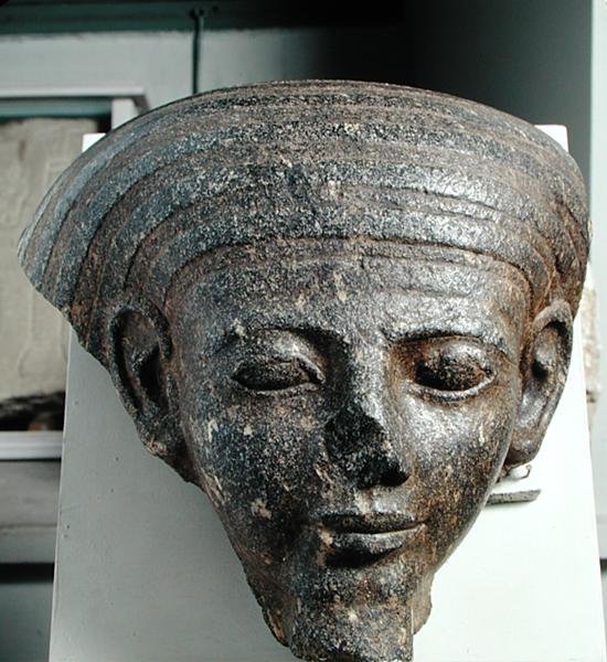 Kopf eines Priesters, von einem Sarkophag, Neues Reich, ca. 1350 v. Chr. (Granit) von Egyptian 18th Dynasty