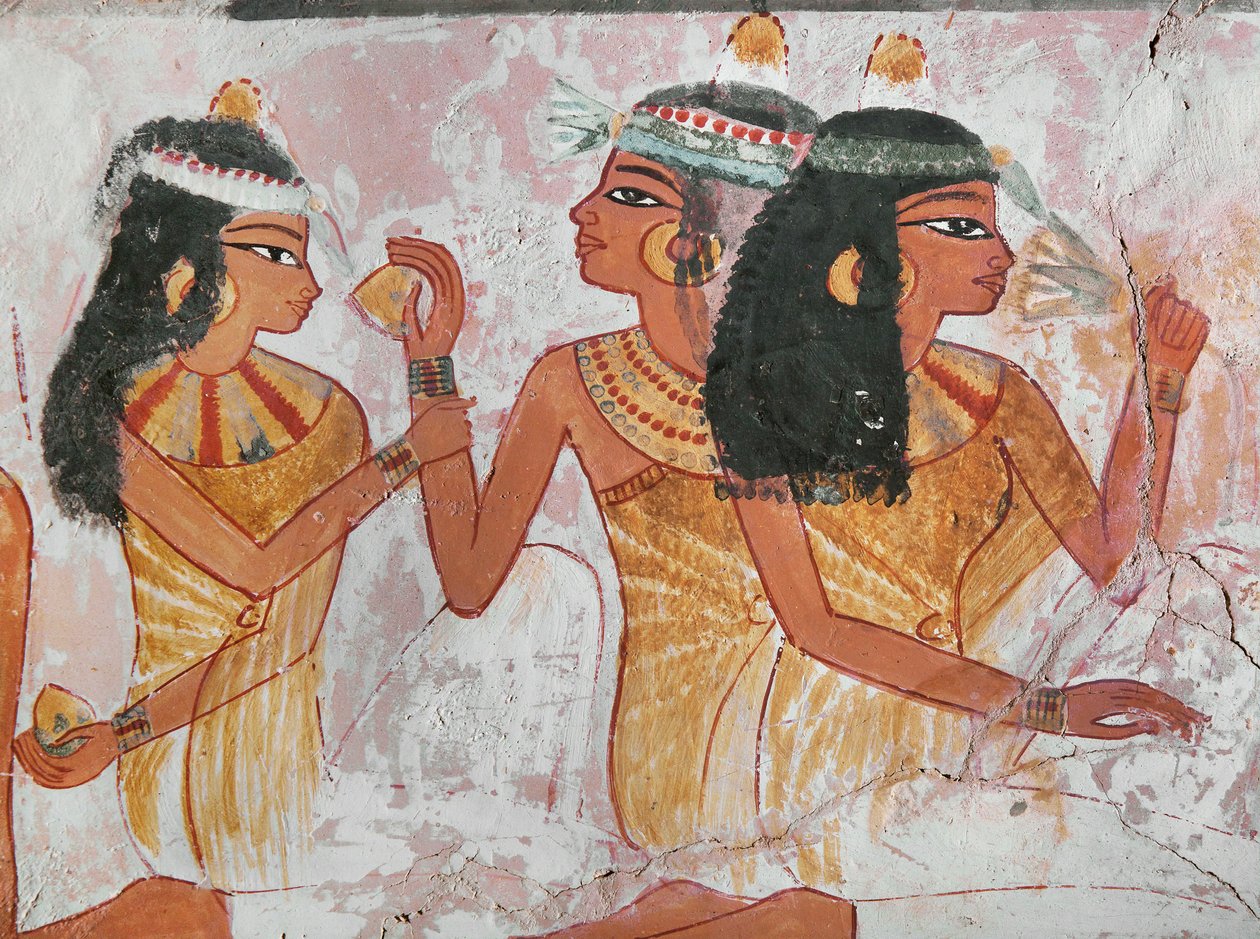 Damen, die einer anderen Dame während eines Banketts eine Zitrone und eine Alraunenwurzel anbieten von Egyptian 18th Dynasty