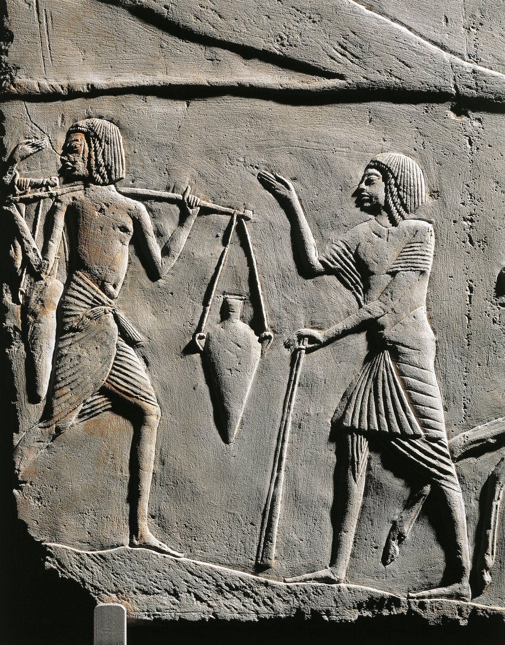 Leben in einem Militärlager: Wasserträger erhält Befehle von einem Offizier, Relief aus dem Grab von Horemheb in Saqqara (Detail) von Egyptian 18th Dynasty