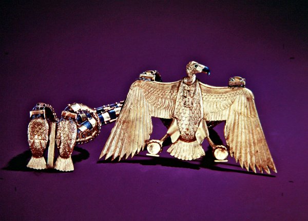 Halskette mit Geieranhänger, aus dem Grab von Tutanchamun, Neues Reich von Egyptian 18th Dynasty