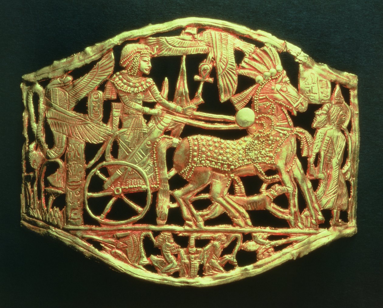Durchbrochene Platte oder Schnalle, die die triumphale Rückkehr des Königs mit Gefangenen zeigt, aus dem Grab von Tutanchamun (ca. 1370-52 v. Chr.) Neues Reich (Gold) von Egyptian 18th Dynasty