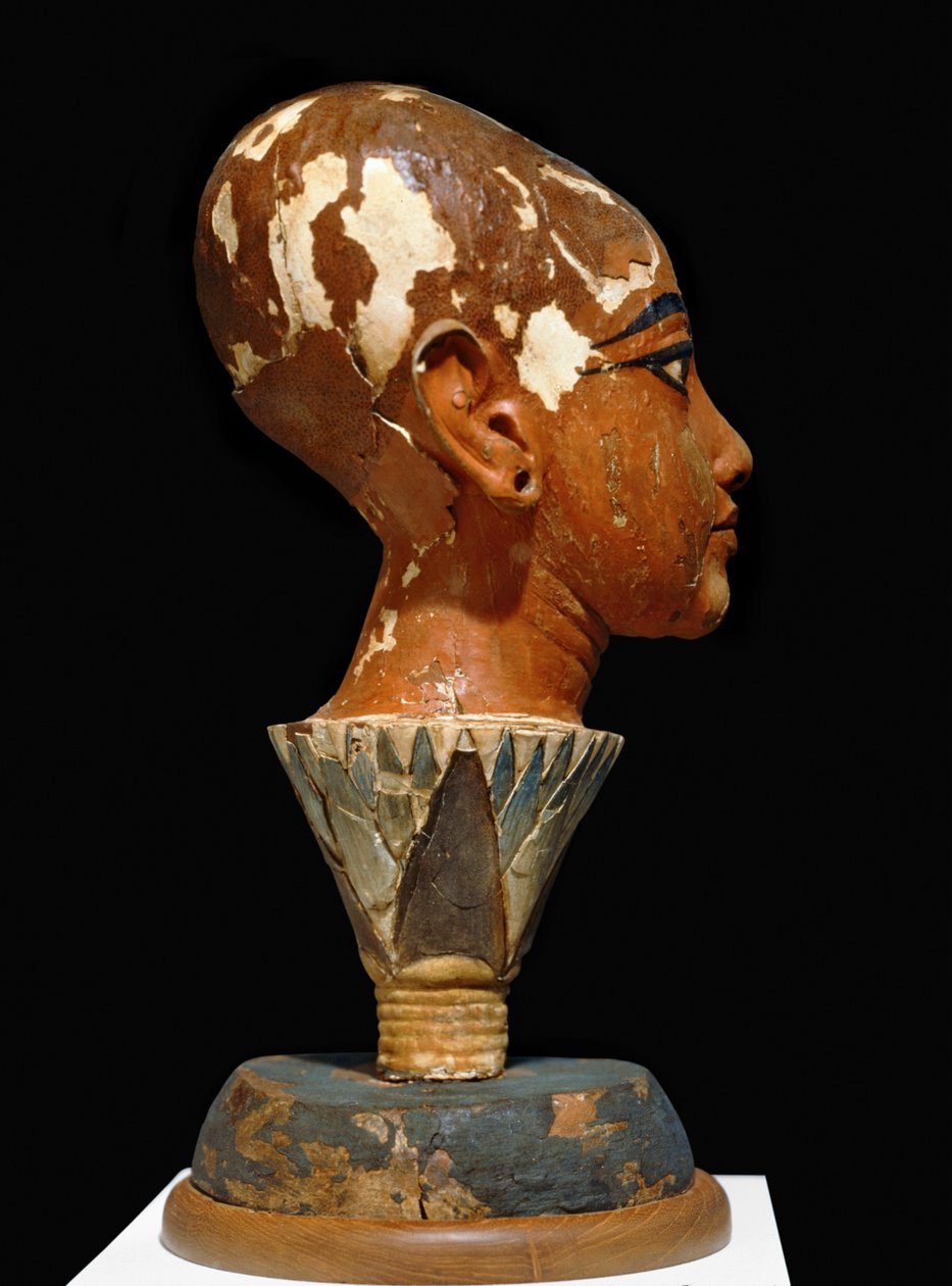 Bemalte Büste des jungen Pharao Tutanchamun mit lotusblattförmigem Sockel von Egyptian 18th Dynasty