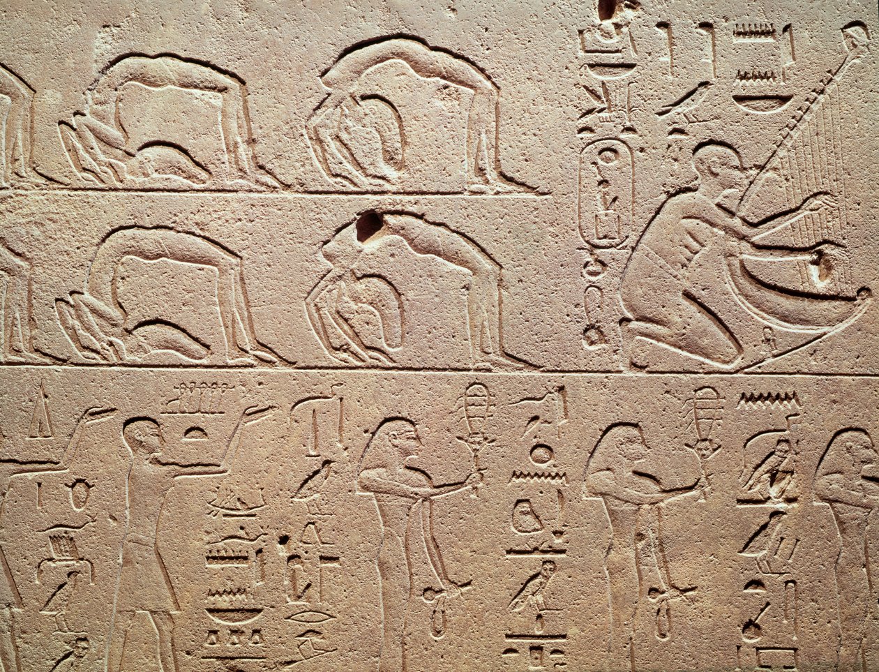 Relief, das Akrobaten und einen Harfenspieler darstellt, aus Karnak, Neues Reich von Egyptian 18th Dynasty