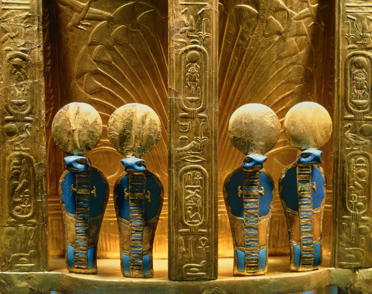 Rückseite des Thrones von Pharao Tutanchamun mit vier goldenen Uraeus-Kobrafiguren von Egyptian 18th Dynasty