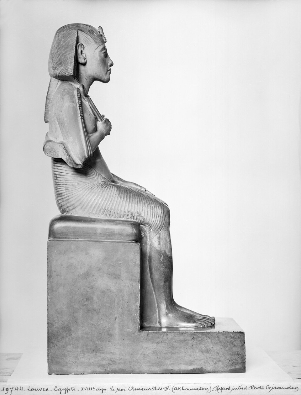 Sitzende Statue von Amenophis IV. (Echnaton), Neues Reich, ca. 1375-1354 v. Chr. (Steatit) von Egyptian 18th Dynasty