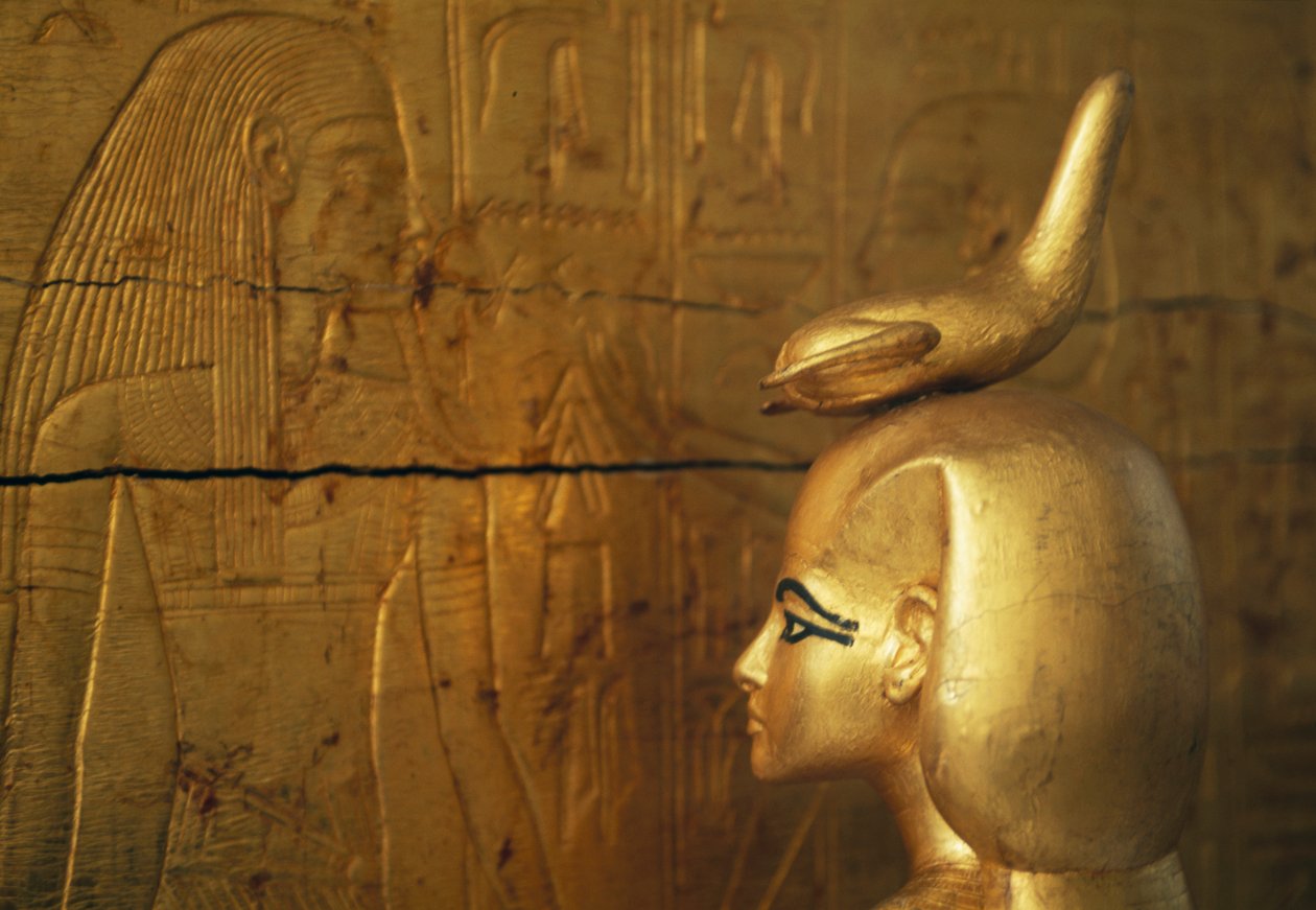 Statue von Selkis oder Serket, die die Kiste der Kanopenkrüge schützt, Schatzkammer von Tutanchamun von Egyptian 18th Dynasty