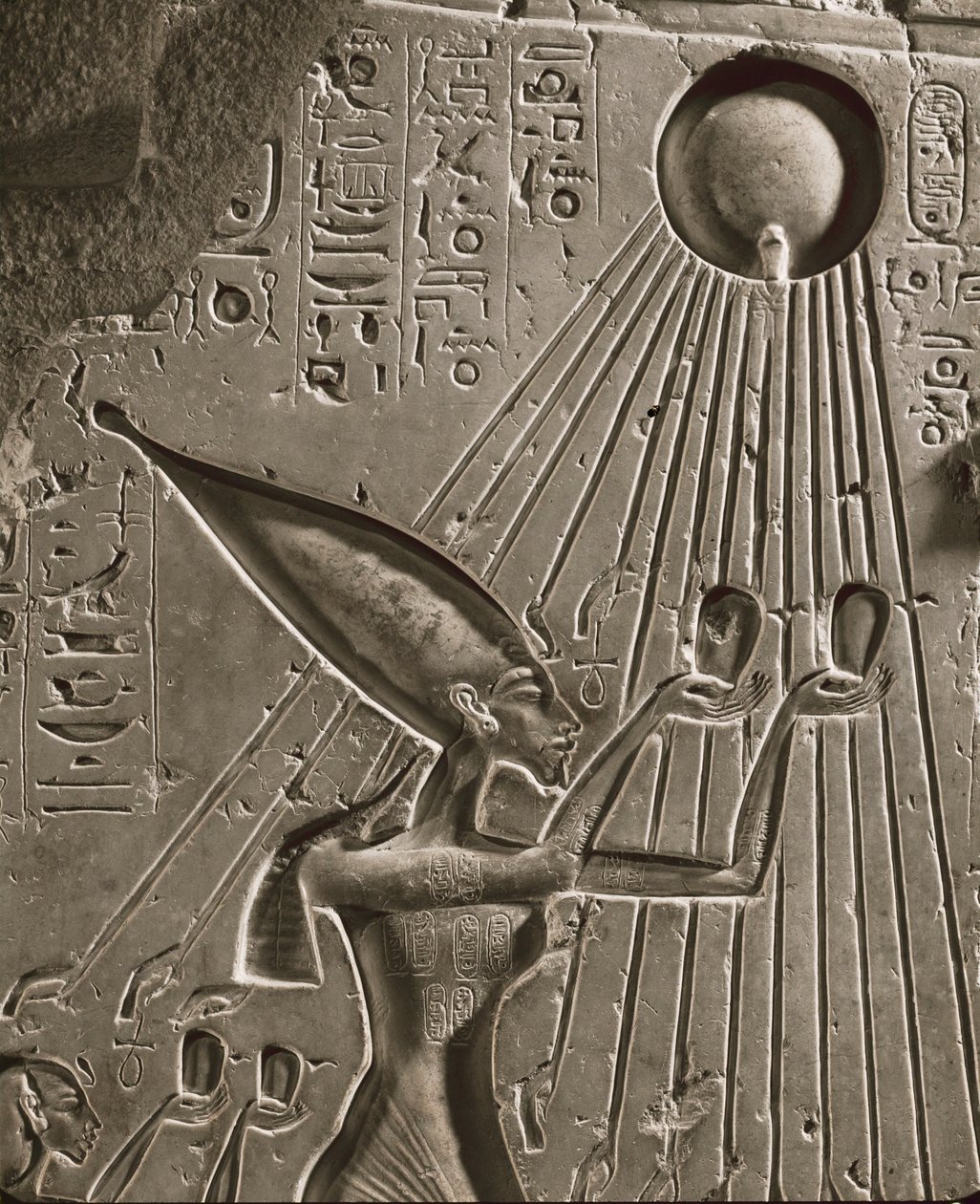 Die königliche Familie von Amenophis IV. Akhnaton opfert Aton, dem Sonnengott (Relief) von Egyptian 18th Dynasty