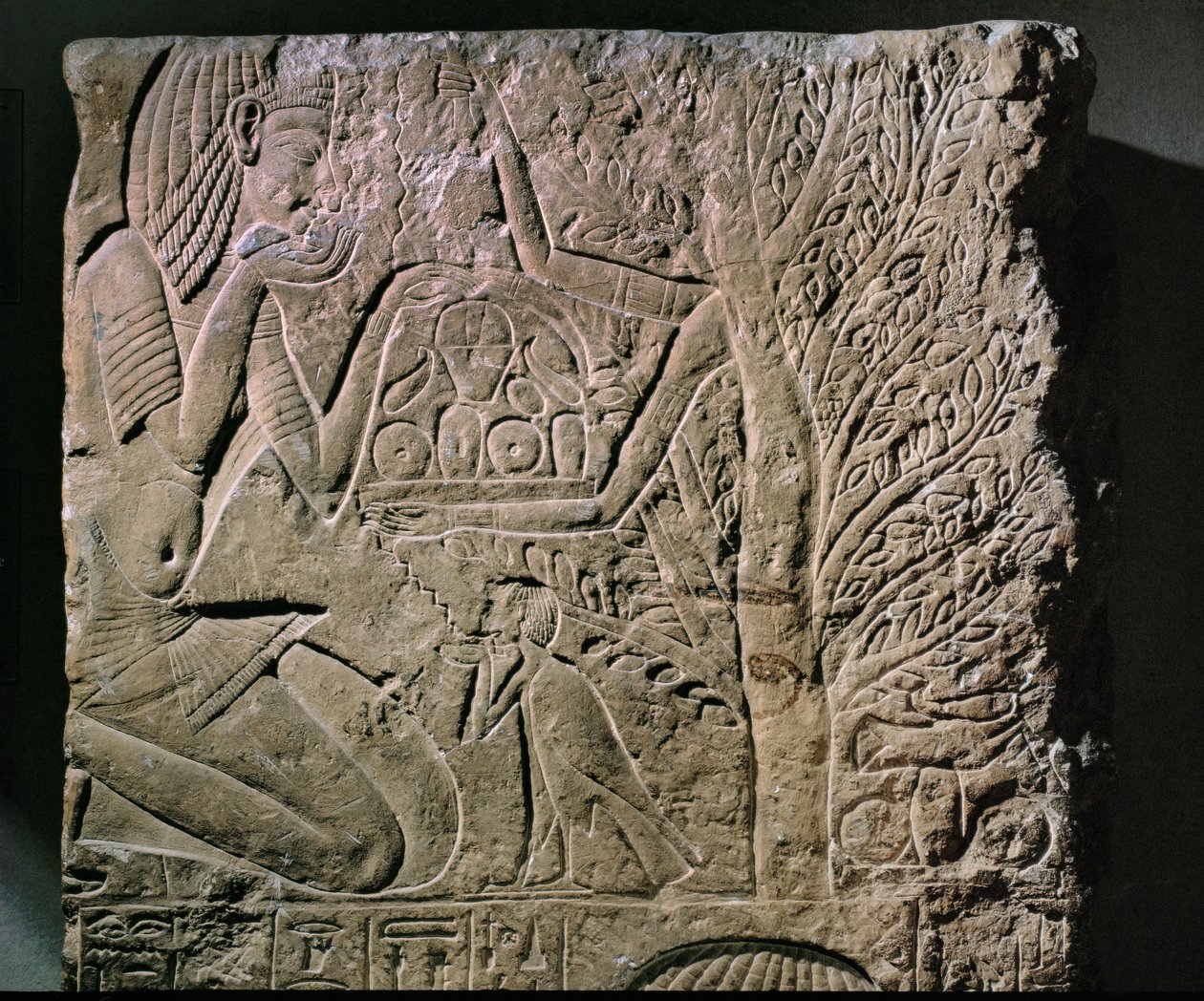 Baumgöttin bietet Essen und Trinken an (Relief) von Egyptian 18th Dynasty