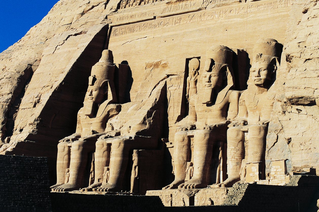 Kolossale Statuen des Tempels von Ramses II, Abu Simbel, Ägypten, Neues Reich, Dynastie XIX von Egyptian 19th Dynasty