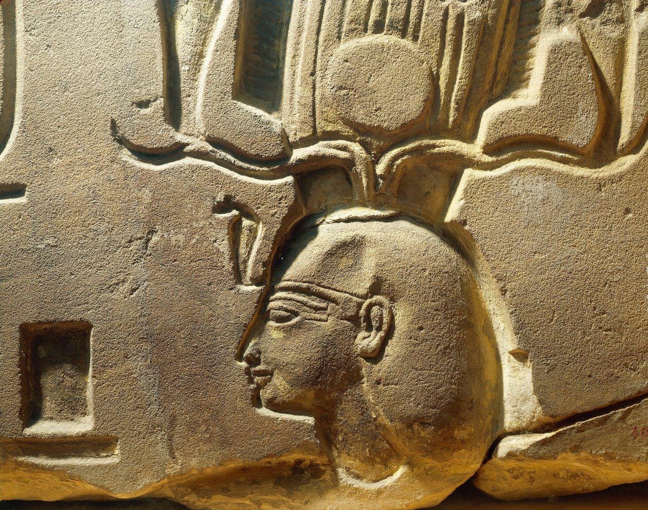 Ägypten, Luxor, Antikes Theben, Assasif-Tal, Fragment eines Reliefs, das Ramses II. und Kartuschen darstellt von Egyptian 19th Dynasty