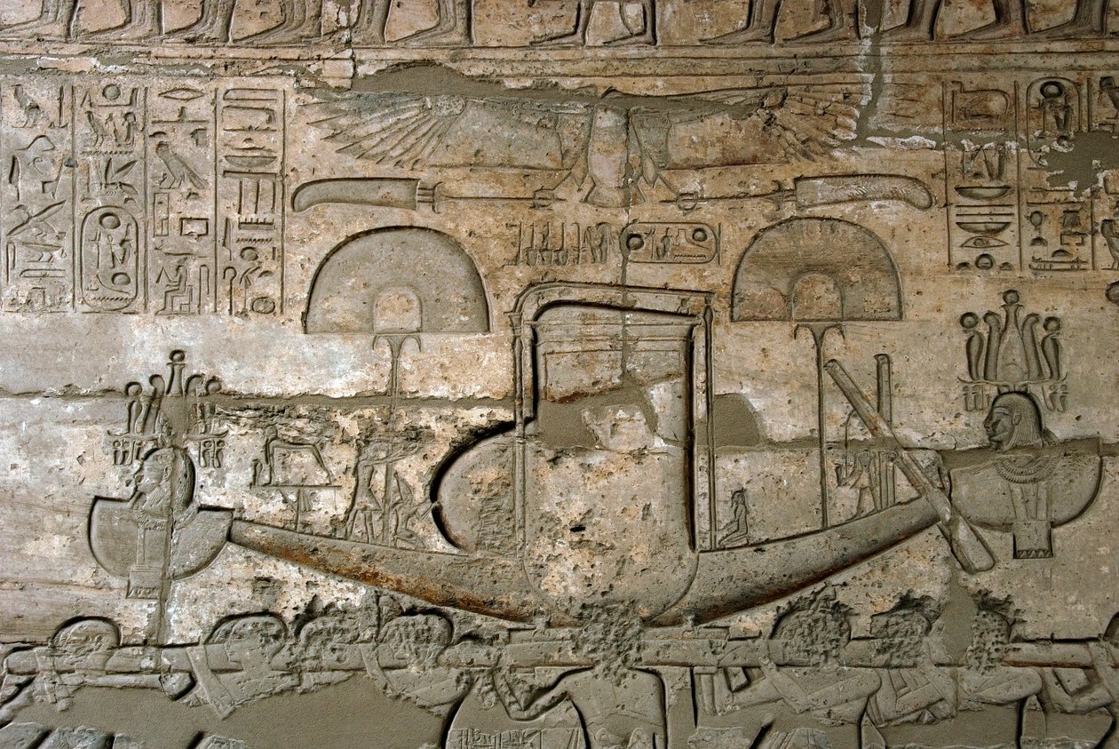 Ägyptische Antiquität: Ansicht der Reliefs, die die Prozession des heiligen Bootes darstellen, Gedenktempel, der dem Pharao Ramses II. (1279-1213 v. Chr.) gewidmet ist, Ramasseum-Stätte (Ramesseum) in Luxor, Ägypten von Egyptian 19th Dynasty