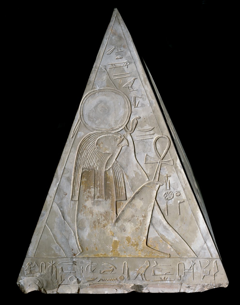 Ägyptische Antiquität: Pyramidenspitze der Kapelle von Ramose, dekoriert mit der Darstellung von Re-Atum. 19. Dynastie. Deir el-Medineh. Turin, Ägyptisches Museum von Egyptian 19th Dynasty
