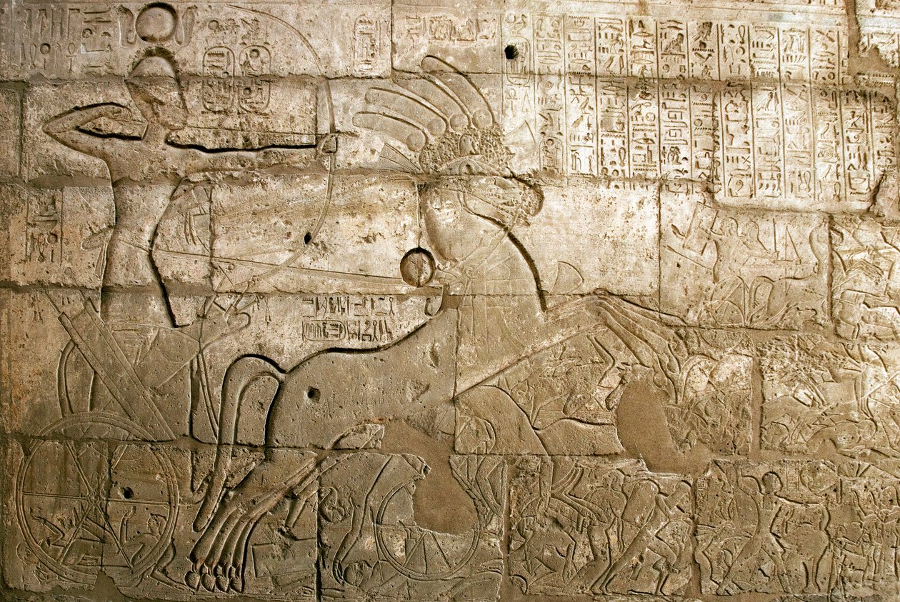 Ägyptische Antiquität: Reliefs, die die Taten von Ramses II. während der Schlacht von Qadesh im Jahr 1274 v. Chr. feiern, der Pharao ist auf seinem Streitwagen dargestellt, das Totentempel von Ramses II., Ramesseum, Luxor von Egyptian 19th Dynasty