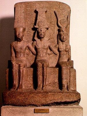 Ramses II (1304-1237 v. Chr.) sitzt zwischen Amun und Mut, aus Karnak, Neues Reich, c.1279-13 v. Chr. von Egyptian 19th Dynasty